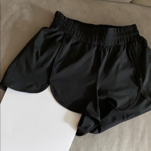 Lulu Rare Seasonal 2.5” shorts 4 - Picture 2 of 4